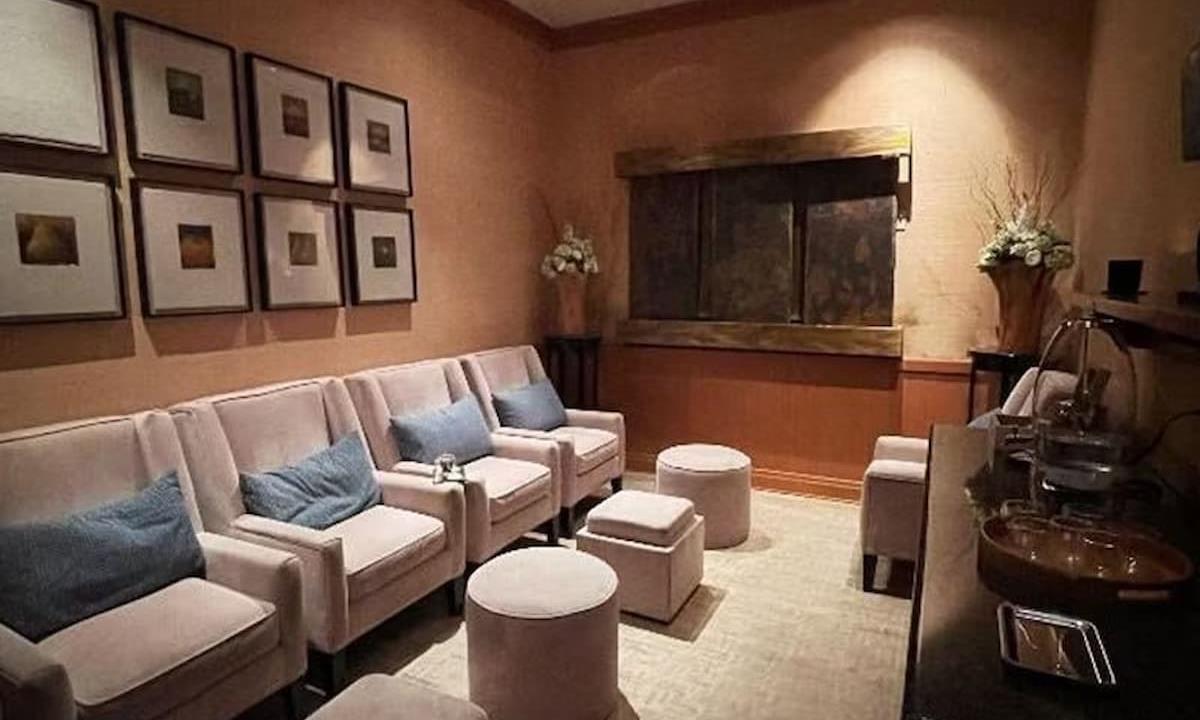 spa sitting area