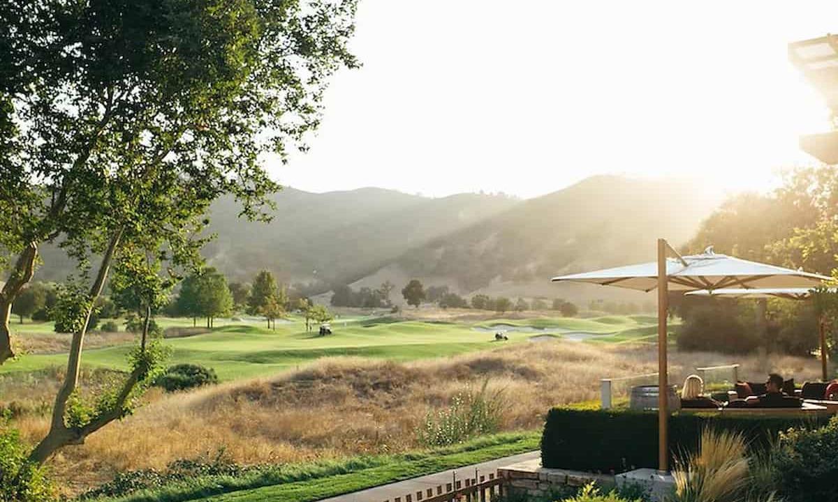 dining area overlooking golf course